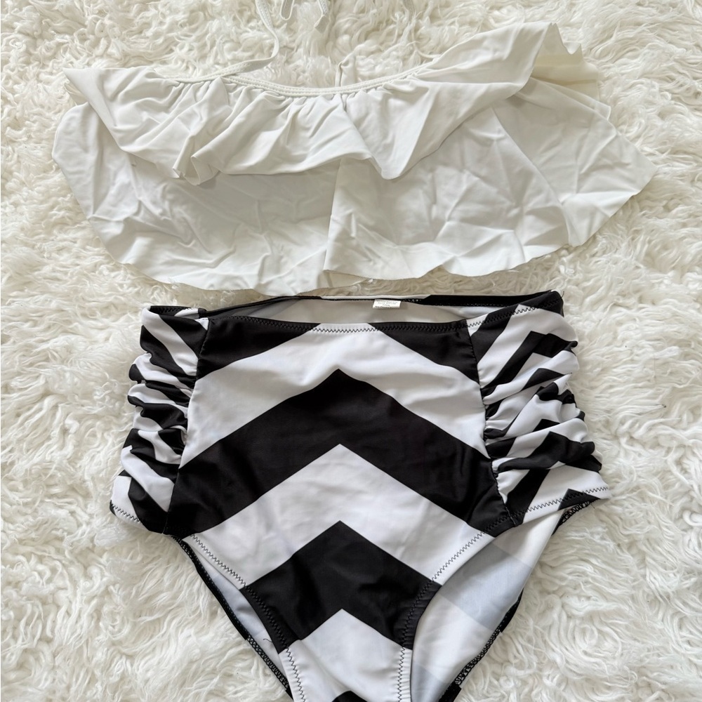 Black and White Chevron Bikini Set‎